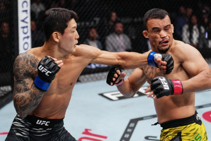 유주상(사진 왼쪽)의 경기 장면. UFC 제공