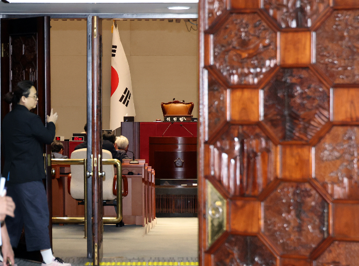 13일 국회에서 더불어민주당 비공개 의원총회가 열린 가운데 관계자들이 회의실 문을 닫고 있다. 연합뉴스