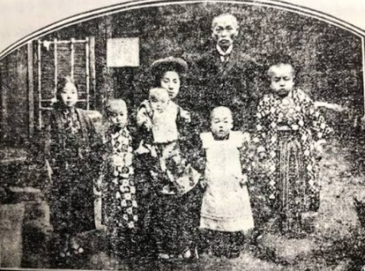 일본과 조선은 하나라는 '내선일체' '일선동화'의 모범가정으로 소개된 안상호의 가족 사진. 1918년 12월 10일 조선총독부 기관지 매일신보와의 인터뷰에서 안상호는 "나는 일본 사람과 똑같다. 지금 조선 옷은 한 벌도 없고, 매운 음식은 조금도 못 먹는다"며 "다섯 자녀들은 일본어만 쓰고 조선말은 전혀 하지 못한다. 조선 사람과는 그리 상종하는 일이 없으므로 불편한 것은 없다"고 말했다. 국립중앙도서관 제공