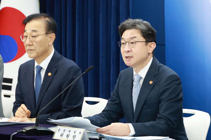 이억원 금융위원장(오른쪽)과 김윤덕 국토교통부 장관이 13일 오전 서울 종로구 정부서울청사 브리핑실에서 부동산 시장 안정을 위한 금융 종합대책을 발표했다. 금융위원회 제공