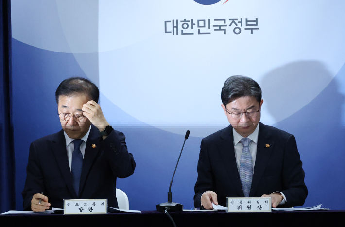 김윤덕 국토교통부 장관(왼쪽)과 이억원 금융위원장이 13일 서울 종로구 정부서울청사에서 전월세 및 매매시장 안정을 위한 주택 신속공급 방안 및 부동산 시장 안정을 위한 금융 종합대책 브리핑에 참석하고 있다. 연합뉴스
