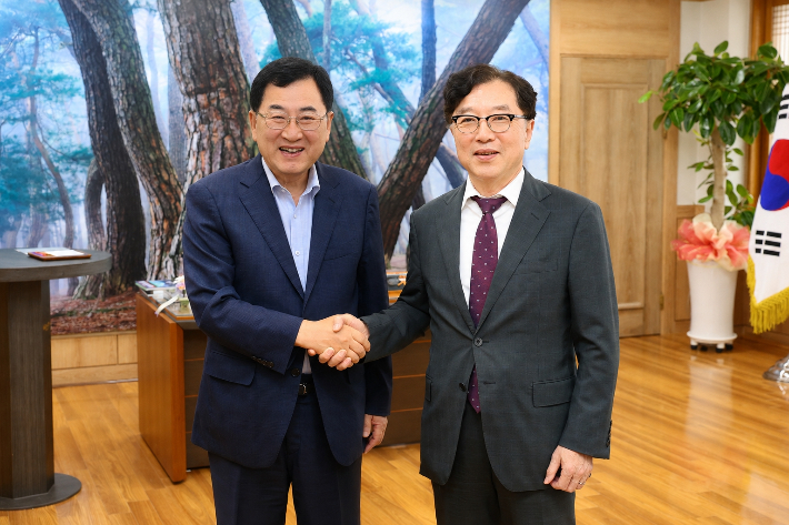 주낙영(왼쪽) 경주시장이 오스카 츠요시 주부산일본총영사와 한·일 지방자치단체 간 교류 협력 방안을 논의한 뒤 기념촬영을 하고 있다. 경주시 제공