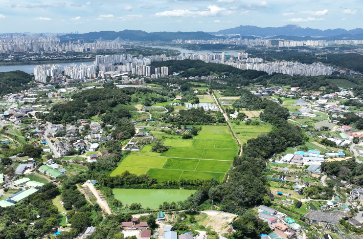 정부가 개발제한구역(그린벨트)을 포함한 신규 택지 10만가구 등 수도권에 23만가구 이상의 추가 공급을 발표한 13일 그린벨트 중 신규 택지지구로 선정된 경기 남양주시 와부읍 고려대학교 덕소농장 일대 모습. 연합뉴스