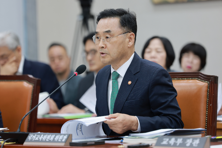 차정인 국가교육위원장이 12일 국회 교육위원회 전체회의에서 자료제출 요구에 답하고 있다. 연합뉴스