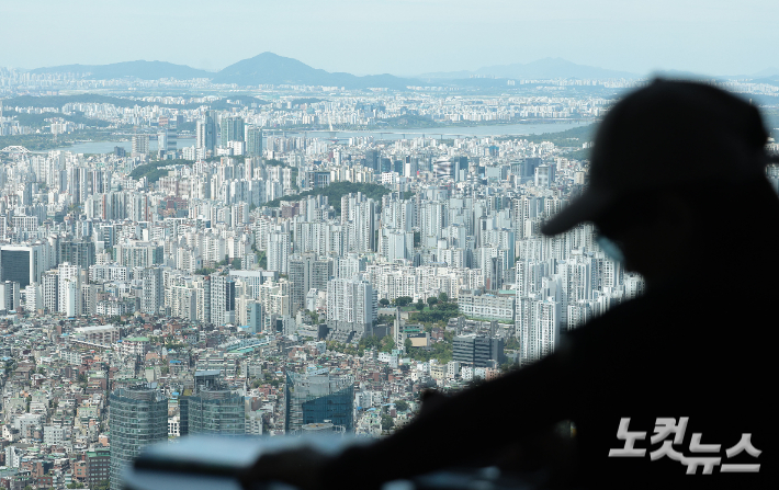 지난달 15억~20억 원 이하 수도권 아파트 거래 중 신고가 비중이 54%를 기록한 가운데 11일 서울 남산타워에서 바라본 아파트 단지의 모습. 류영주 기자