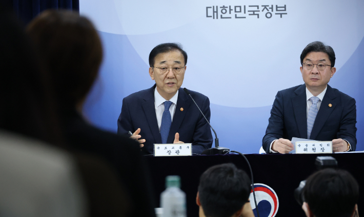 김윤덕 국토교통부 장관이 13일 서울 종로구 정부서울청사에서 전월세 및 매매시장 안정을 위한 주택 신속공급 방안 및 부동산 시장 안정을 위한 금융 종합대책을 발표하고 있다. 연합뉴스