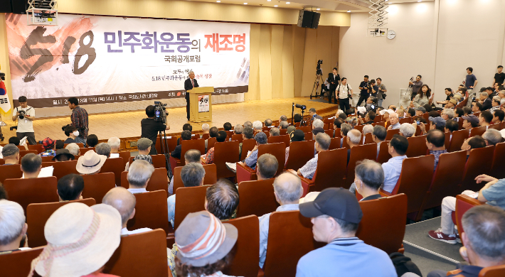 이영훈 새역사국민운동 공동대표가 13일 국회도서관 대강당에서 열린 국민의힘 이진숙 의원 주최 '5.18 민주화운동의 재조명 국회공개포럼'에서 환영사를 하고 있다. 연합뉴스
