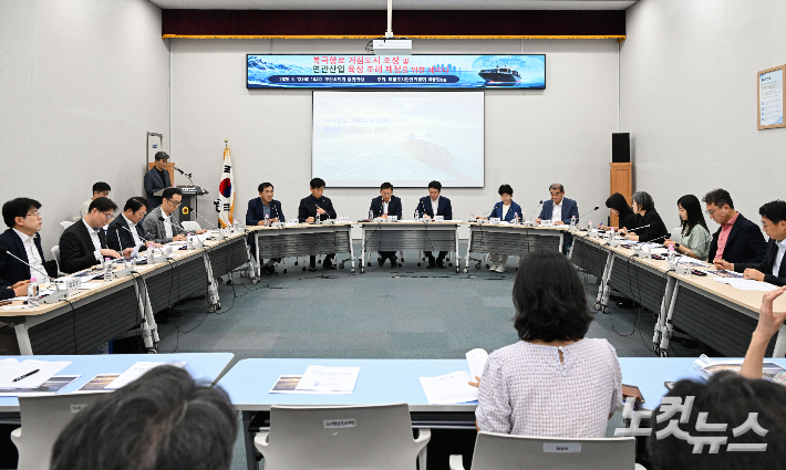 부산시의회 해양도시안전위원회 소속 박종철 국민의힘 원내대표는 13일 오후 시의회 중회의실에서 '부산광역시 북극항로 거점도시 조성 및 연관산업 육성 조례' 제정을 위한 전문가 세미나를 열었다. 강민정 기자