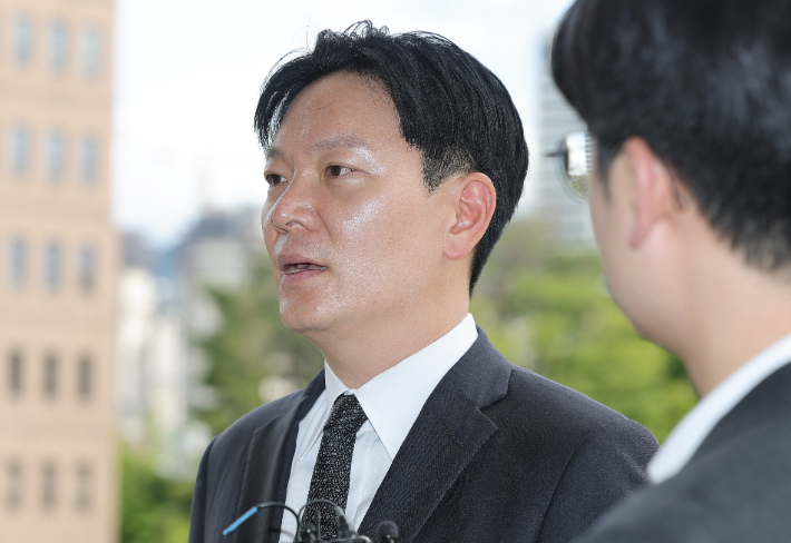쌍방울 대북송금 의혹을 수사했던 박상용 인천지검 부부장검사가 13일 정부과천종합청사에서 열린 법무부 감찰위원회 징계 심의에 출석하며 취재진 질문에 답하고 있다. 연합뉴스