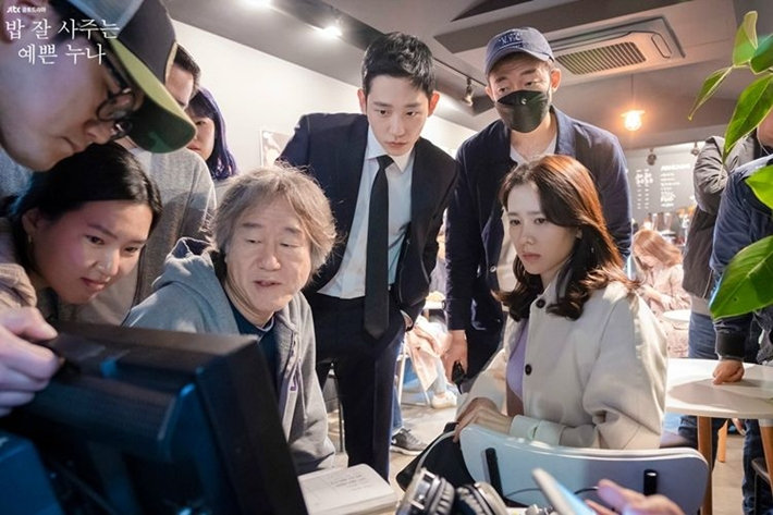 '밥 잘 사주는 예쁜 누나' 촬영 현장에서 안판석 감독이 배우들과 모니터 중이다. JTBC 제공