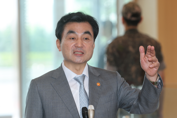 안규백 국방부 장관이 14일 서울 용산구 국방부 청사로 출근하며 취재진의 질문에 답하고 있다. 연합뉴스