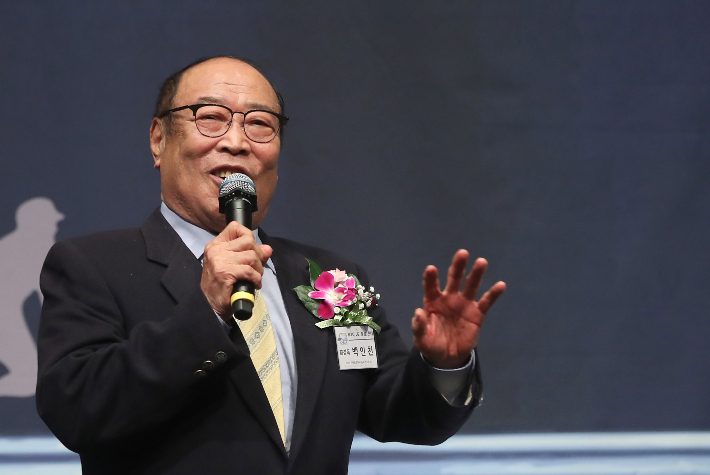 한국프로야구 유일한 4할 타자인 백인천 전 감독이 14일 오전 6시 30분께 뇌경색 악화로 83세를 일기로 별세했다. 사진은 고인의 생전 모습. 연합뉴스 