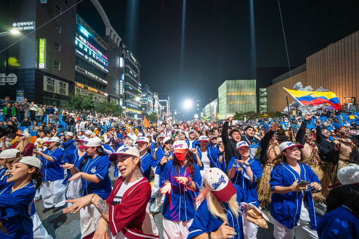 지난해 열린 천안흥타령춤축제 길거리 퍼레이드 모습. 천안시 제공