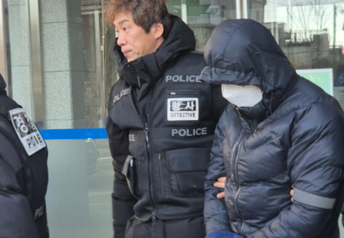 지난해 12월 5일 오춘천지법 속초지원에서 영장실질심사를 마친 양양군청 7급 공무원 A씨가 모자를 눌러쓰고 마스크를 쓴 채로 법정을 나오고 있는 모습. 연합뉴스