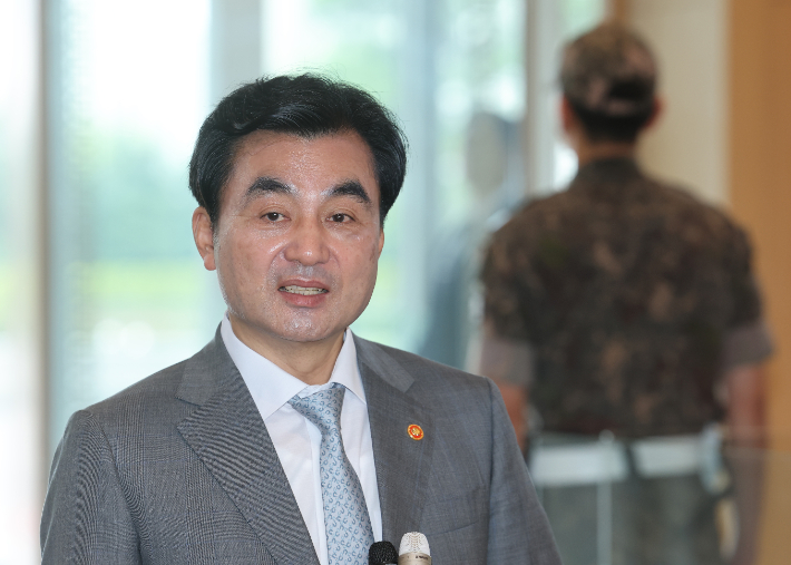  안규백 국방부 장관이 14일 서울 용산구 국방부 청사로 출근하며 취재진의 질문에 답하고 있다. 연합뉴스