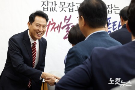의원들과 인사하는 오세훈 서울시장