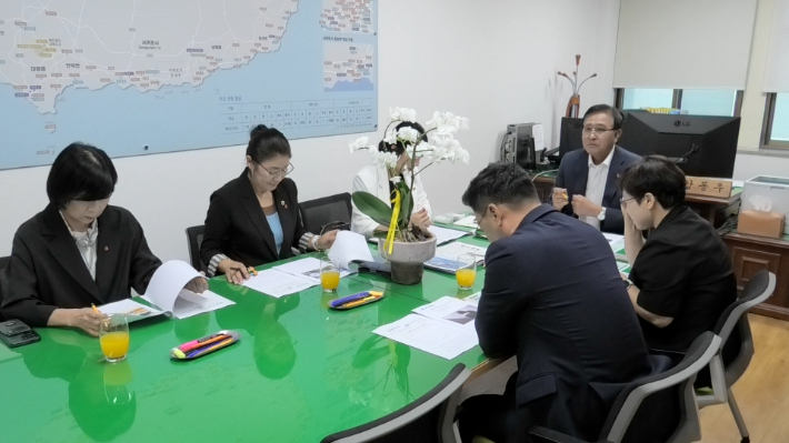 제주도의회 교육위원회가 지난 13일 다문화가정 학생 투신 시도 사건 관련 간담회를 진행하고 있다. 독자 제공