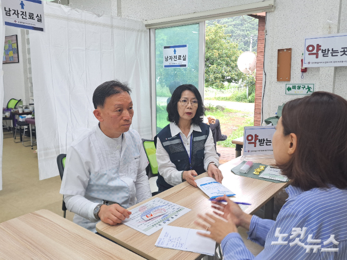 오명균 강원특별자치도한의사회장(왼쪽)과 정정이 강원특별자치도한의사회 한의의료봉사단장이 지난 13일 인제군 백담마을에서 기자와 인터뷰를 하고 있다. 