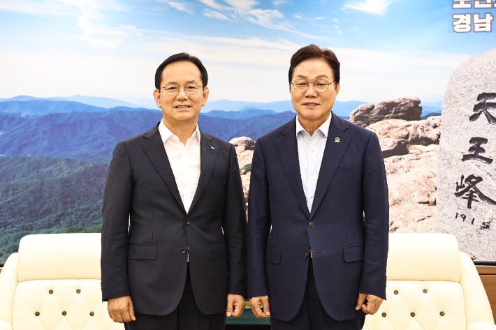 박완수 경남지사(오른쪽)와 김종출 KAI 대표이사. 경남도청 제공 