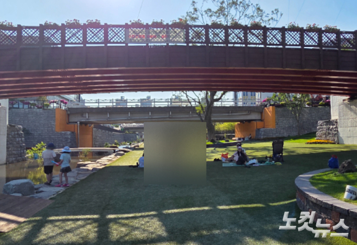 무더위가 이어지는 가운데 시민들이 순천 신대천 다리 아래에서 더위를 피하고 있다. 박사라 기자 