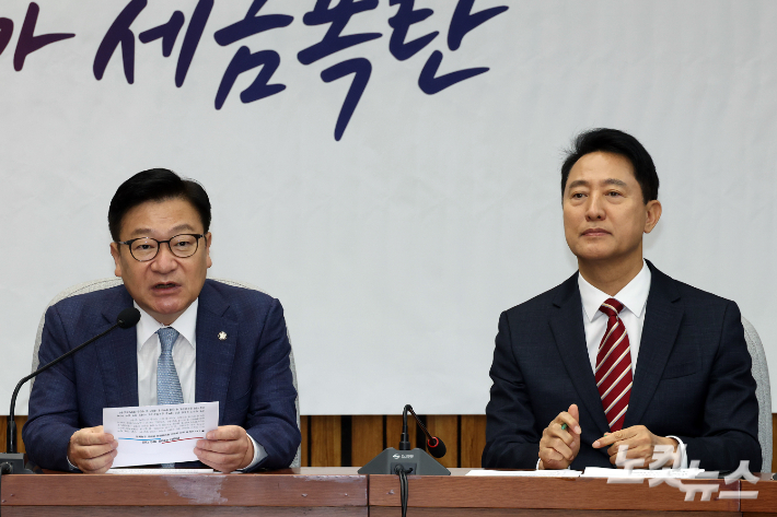 국민의힘 정점식 원내대표가 14일 서울 여의도 국회에서 열린 원내대책회의에서 발언을 하고 있다.(오른쪽 오세훈 서울시장) 윤창원 기자