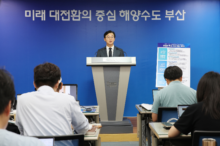 전재수 부산시장은 14일 민선 9기 첫 추경예산안을 발표했다. 부산시는 이날 시의회에 추경안을 제출했다. 부산시 제공