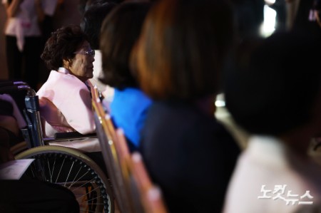 14일 서울 용산구 백범김구기념관에서 열린 일본군 위안부 피해자 기림의 날 기념식에 이용수 할머니가 참석해 자리하고 있다.