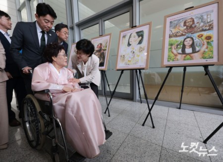 14일 서울 용산구 백범김구기념관에서 열린 일본군 위안부 피해자 기림의 날 기념식에 참석한 이용수 할머니가 강훈식 대통령 비서실장, 원민경 성평등가족부 장관과 함께 청소년 공모 작품을 관람하고 있다.