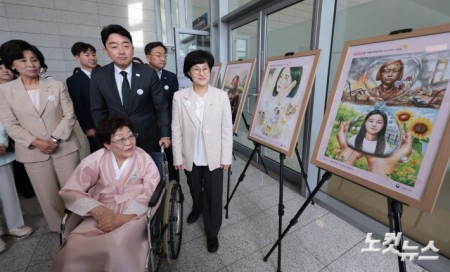 14일 서울 용산구 백범김구기념관에서 열린 일본군 위안부 피해자 기림의 날 기념식에 참석한 이용수 할머니가 강훈식 대통령 비서실장, 원민경 성평등가족부 장관과 함께 청소년 공모 작품을 관람하고 있다.