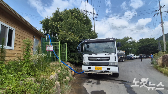 4일 오전 11시쯤 경북 청도군 각북면에서 급수차로 확보한 생활용수 240t가 배수지에 공급되고 있다. 곽재화 기자