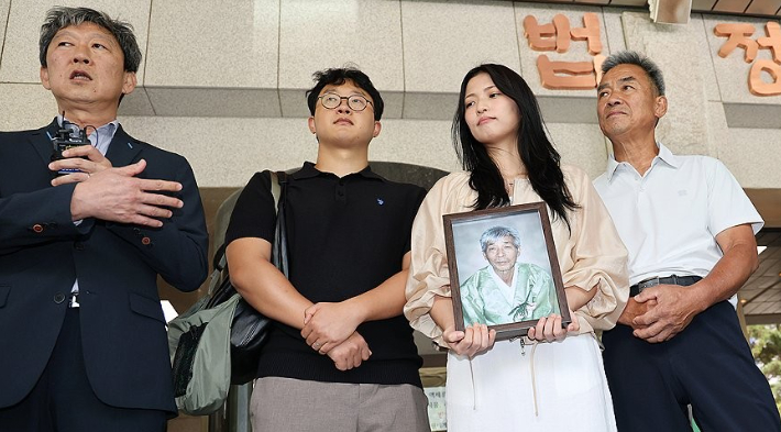입장 밝히는 일본제철 강제동원 피해자 고 민문식 씨 가족. 연합뉴스