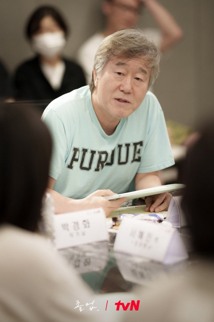드라마 '졸업' 촬영 당시 안판석 감독 모습. tvN 제공