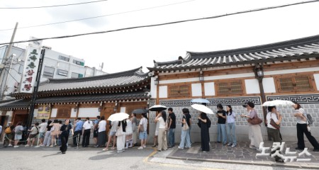말복인 14일 서울 종로구 토속촌삼계탕에서 시민들이 삼계탕을 먹기위해 줄을 서고 있다.