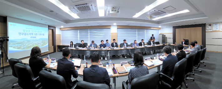 임실군은 최근 한득수 군수와 부군수, 관계 부서장 등이 참석한 가운데 '제2차 인구감소지역대응 기본계획' 중간보고회를 열었다. 임실군 제공