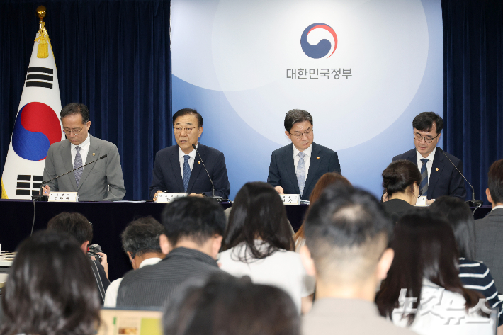김윤덕 국토교통부 장관이 13일 서울 종로구 정부서울청사에서 열린 전월세 및 매매시장 안정을 위한 주택 신속공급 방안 및 부동산 시장 안정을 위한 금융 종합대책 브리핑에서 발언하고 있다. 박종민 기자