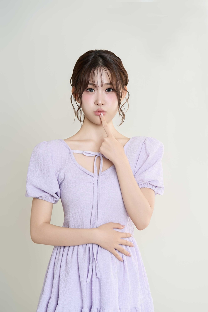 가수 김다현이 14일 저녁 6시 정규 4집 '이모티콘'을 발매한다. 현컴퍼니 제공
