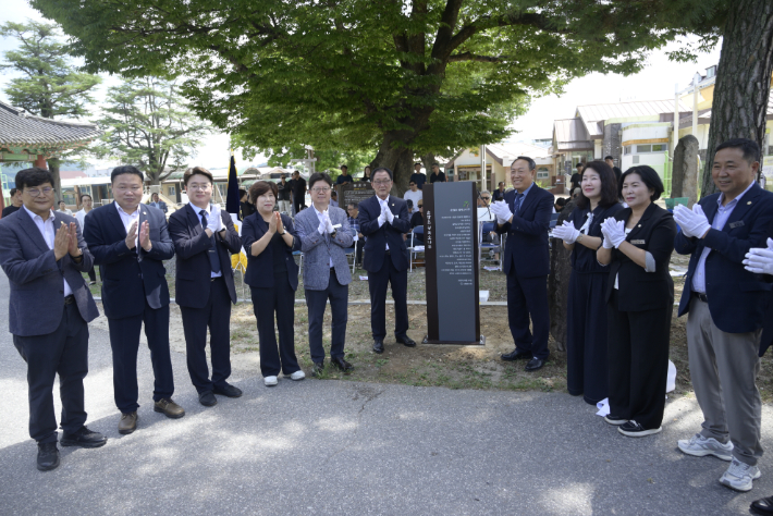 전북 순창문화원은 14일 순창초등학교 객사 앞 광복소나무 일원에서 '광복소나무 기념식 및 표지판 제막식'을 개최했다. 순창군 제공