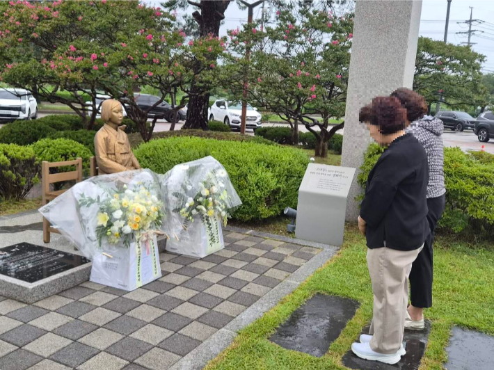 '일본군 위안부 피해자 기림의 날' 맞아 친환경 헌화 봉사 실천에 나선 모습. 강릉시 제공