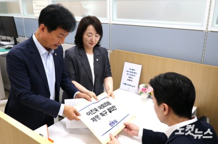 [서울=뉴스핌] 장동규 기자 = 박균택 더불어민주당 원내부대표와 이주희 원내대변인이 14일 오후 서울 여의도 국회 의안과에 '5·18 민주화운동 왜곡·폄훼' 논란과 관련한 이진숙 국민의힘 의원 제명 촉구 결의안을 제출하고 있다. 2026.08.14 jk31@newspim.com