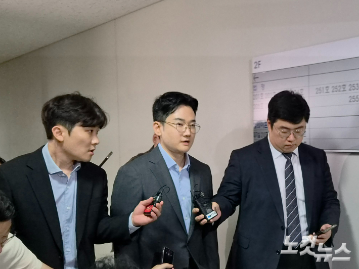 피습 자작극 혐의를 받고있는 정이한 전 개혁신당 부산시장 후보가 지난달 8일 부산지법에서 열린 영장실질심사에 참석하고 있다. 정혜린 기자