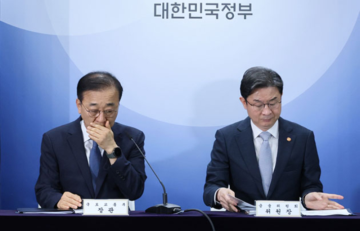 김윤덕 국토교통부 장관과 이억원 금융위원장이 13일 서울 종로구 정부서울청사에서 전월세 및 매매시장 안정을 위한 주택 신속공급 방안 및 부동산 시장 안정을 위한 금융 종합대책 브리핑에 참석하고 있다. 연합뉴스