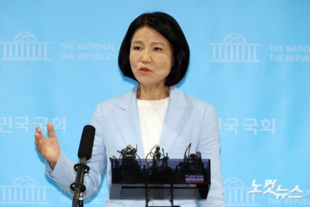국민의힘 이진숙 의원이 14일 서울 여의도 국회 소통관에서 5·18 민주화운동 관련 기자회견을 마치고 취재진의 질문에 답변을 하고 있다.