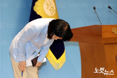 기자회견 마치고 고개숙여 인사하는 이진숙