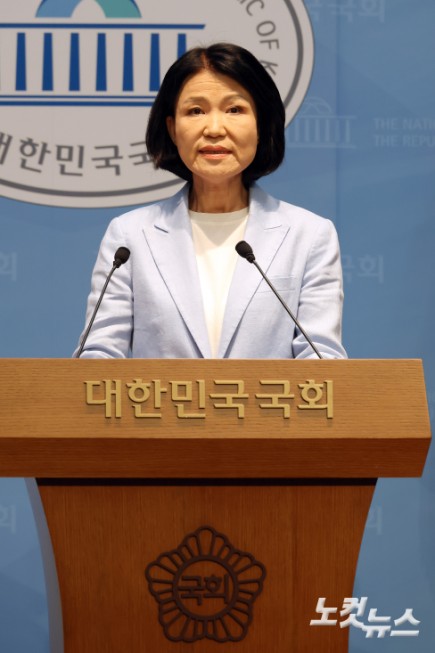 국민의힘 이진숙 의원이 14일 서울 여의도 국회 소통관에서 5·18 민주화운동 관련 기자회견을 하고 있다.