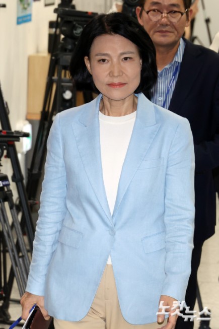 국민의힘 이진숙 의원이 14일 서울 여의도 국회 소통관에서 5·18 민주화운동 관련 기자회견을 위해 이동하고 있다.