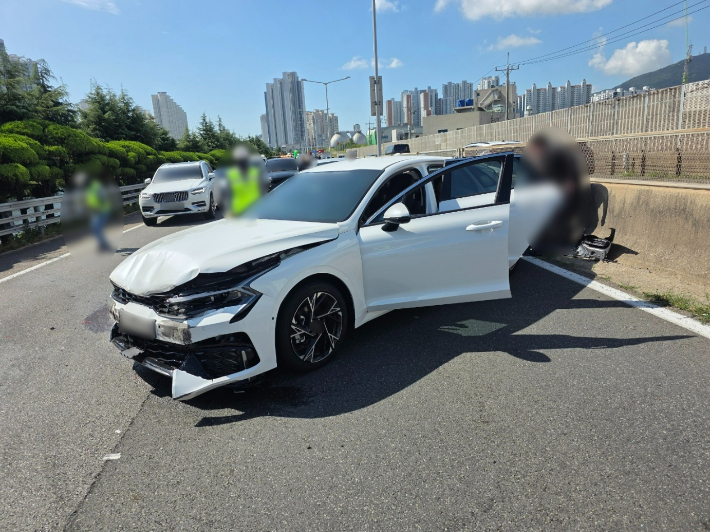 14일 오전 9시 12분쯤 부산 도시고속도로 번영로에서 70대 운전자가 몰던 탱크로리가 차량 9대를 잇따라 들이받아 3명이 다쳤다. 부산경찰청 제공