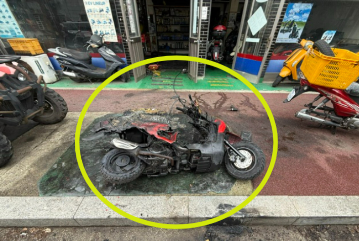 불에 검게 그을린 오토바이. 부산소방재난본부 제공 