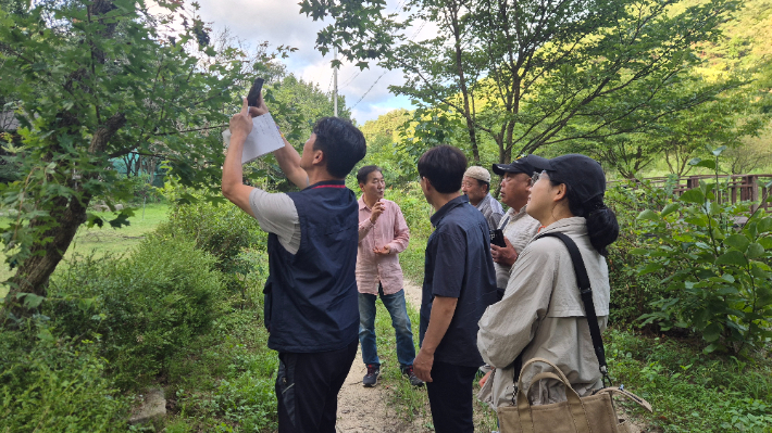 무위당숲학교, 사단법인 저스피스(지학순정의평화상), 원주횡성촛불행동, 민주노총 원주지역지부, 강원생태네트워크 관계자들은 지난 11일 횡성 홀로세생태보존연구소를 찾아 멸종위기종 보전 현장과 사업 운영 실태를 살폈다. 홀로세연구소 제공