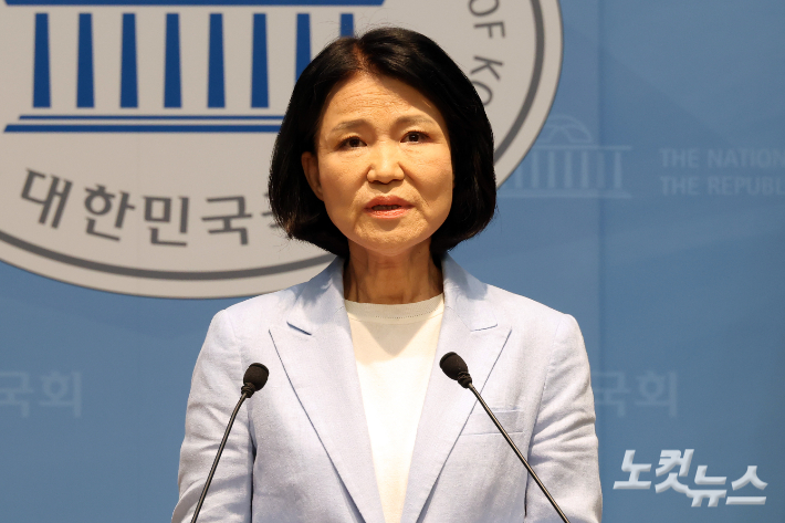 국민의힘 이진숙 의원이 14일 서울 여의도 국회 소통관에서 5·18 민주화운동 관련 기자회견을 하고 있다. 윤창원 기자