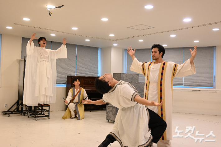 '바울' 역을 맡은 스트리트 댄서 넉스(본명 박찬규, 가운데)가 역동적인 춤으로 내면의 변화를 표현하고 있다. 정원희 기자